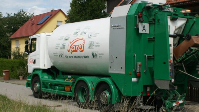 karei Ein Entsorgungsfahrzeug der Karei GmbH leert eine Mülltonne in einem Wohngebiet – das Unternehmen versendet Rechnungen inzwischen digital.