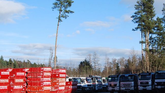 osterried-gmbh Container und LKW-Flotte des Entsorgungsunternehmens Osterried auf dem Firmengelände. Das Unternehmen hat kürzlich auf die aktuelle enwis-Version umgestellt.