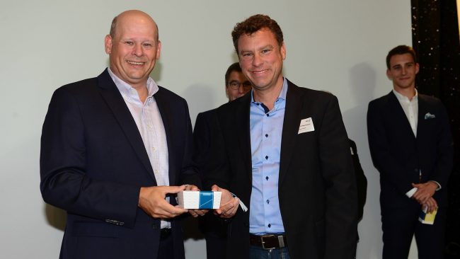 Michael Liebermann (rechts), Geschäftsführer der tegos Holding, beim Sponsoring-Event des VBS – symbolisch überreicht er ein Präsent.