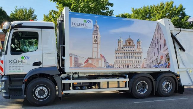 PaperlessPickup-mit-movatix-für-die-Kuehl-Gruppe Entsorgungsfahrzeug der Kühl Gruppe mit Augsburg-Motiv auf der Fahrzeugseite.