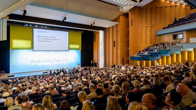 Volles Auditorium beim Werkstätten:Tag in Saarbrücken, kurz vor Beginn der Veranstaltung.