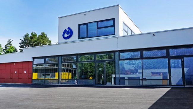 Gebäudefassade der Lebenshilfe Neumarkt mit großem Logo.