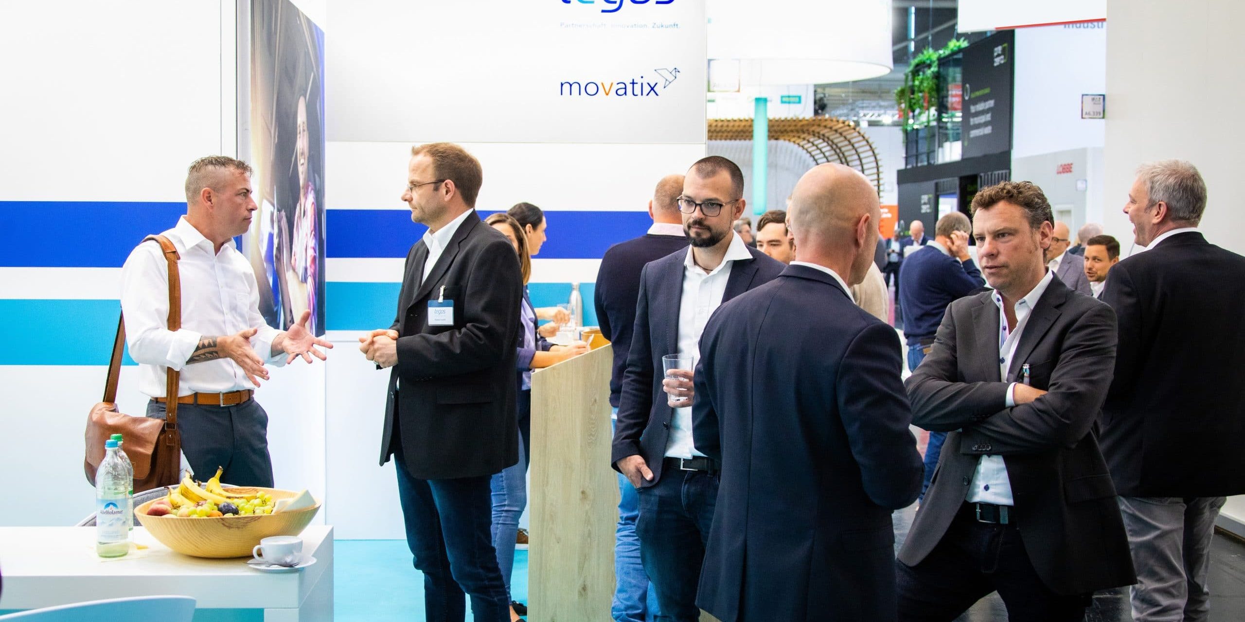 Messestand von tegos und movatix auf der IFAT 2022 mit Besuchern im Gespräch.