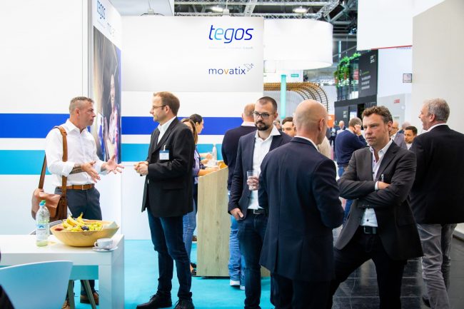 tegos-rueckblick-ifat-2022-1 Messestand von tegos und movatix auf der IFAT 2022 mit Besuchern im Gespräch.