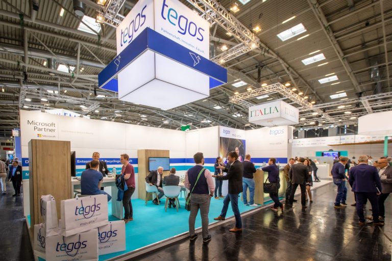Messestand von tegos und movatix auf der IFAT 2022 mit Besuchern und Gesprächen am Stand.