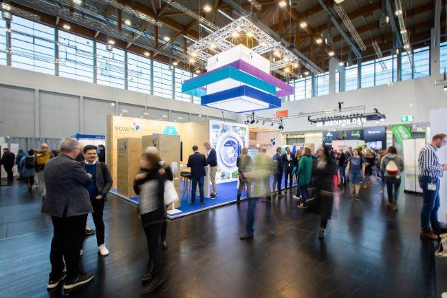 Messestand der sowis GmbH auf der ConSozial 2022 mit vielen Besucherinnen und Besuchern. Die Messe bot spannende Themen und gute Gespräche rund um Innovationen in der Sozialwirtschaft.