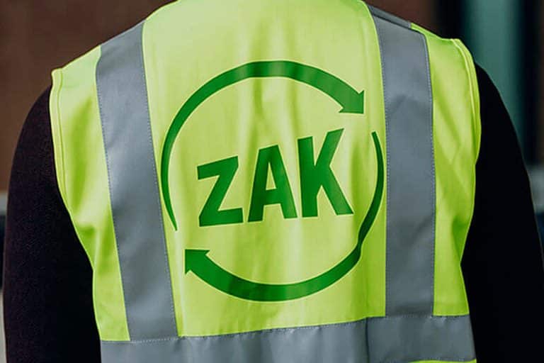 Reflektierende Warnweste mit ZAK-Logo des Zweckverbands für Abfallwirtschaft Kempten in Nahaufnahme.