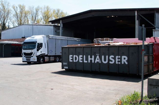Umfassendes-ERP-Update-bei-der-Edelhäuser-Wertstoffe-GmbH Lkw und Container mit Aufschrift „EDELHÄUSER“ auf dem Gelände der Edelhäuser Wertstoffe GmbH. Das Unternehmen führt ein umfassendes ERP-Update mit tegossuite durch.