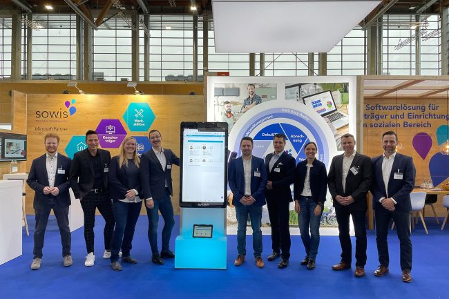 sowis-auf-der-ConSozial-2023 Team der sowis GmbH vor Messestand auf der ConSozial 2023 mit Präsentation ihrer Softwarelösungen für den sozialen Bereich.