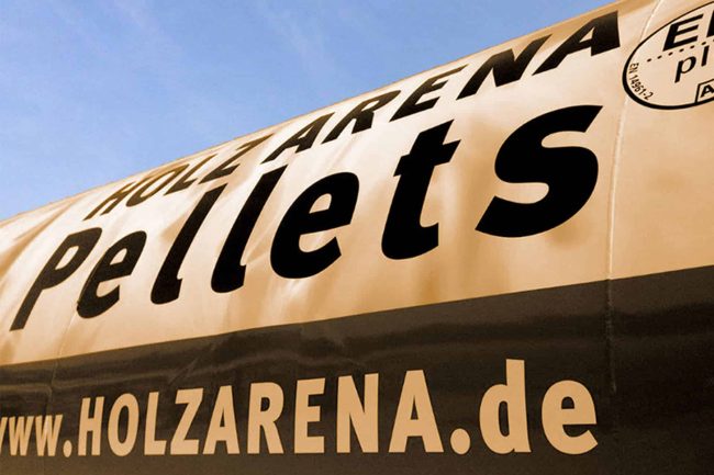 Einführung-der-tegossuite-bei-der-Holzarena,-einer-Tochter-der-INAST-Abfallbeseitigungs-GmbH Beschrifteter LKW-Behälter der Holzarena mit der Aufschrift „Pellets“ und Webadresse www.holzarena.de.