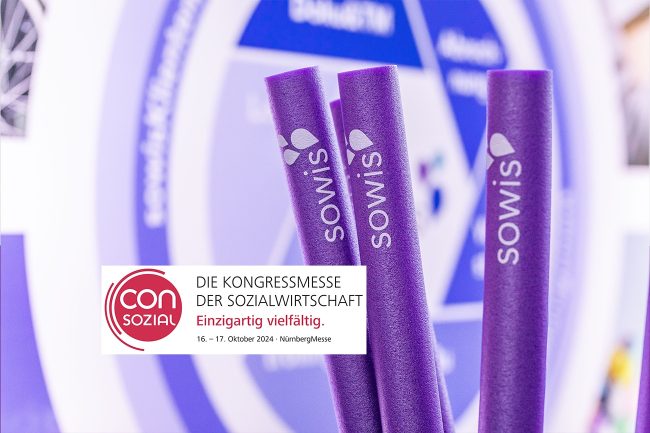 Blog-sowis_1300x866_ConSozial-2024 Drei lila Schwimmnudeln mit sowis-Schriftzug vor Messehintergrund, daneben Logo und Termin der ConSozial 2024.
